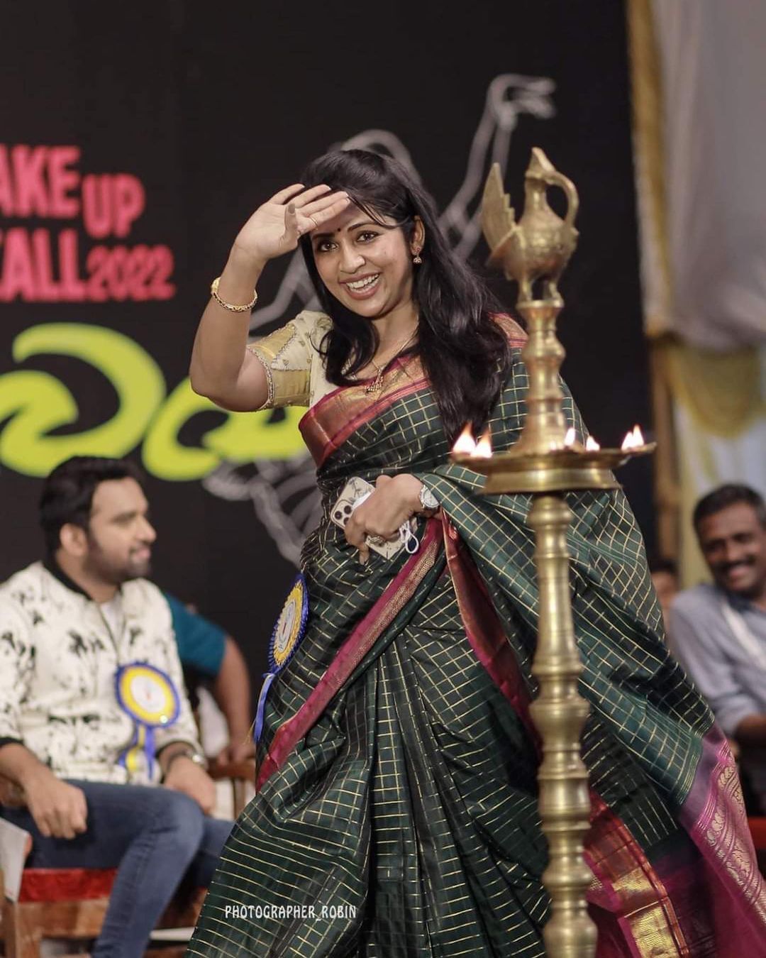 നാടന്‍ മാത്രമല്ല മോഡേണും ഇവിടെ വഴങ്ങും: അതിംഗംഭീര ഫോട്ടോഷൂട്ടുമായി നവ്യ നായർ