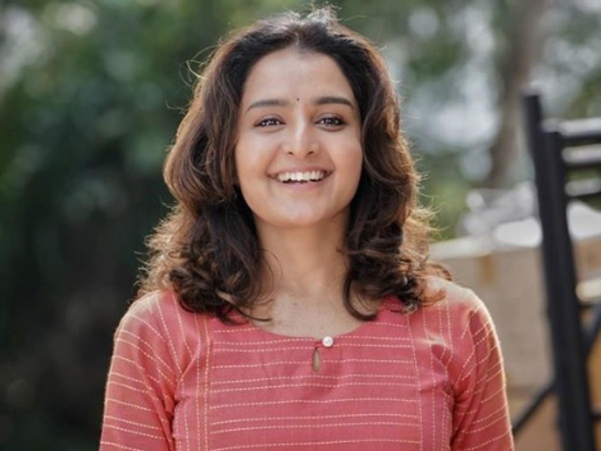 ലളിതം സുന്ദരം ഒപ്പം കരുത്തും; ഇത് മഞ്ജു വാര്യർ സ്റ്റൈല്‍, വൈറലായി പുതിയ ചിത്രങ്ങള്‍