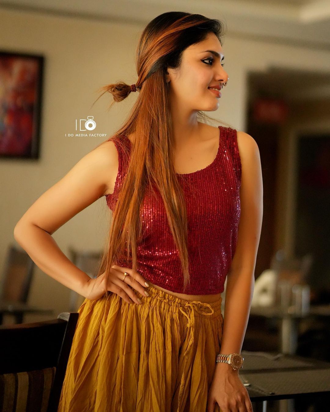  'ഗായത്രി സുരേഷിനോട് എങ്ങനെ ഇഷ്ടം തോന്നാതിരിക്കും'..ഇത് ട്രോളല്ല.. എന്നാ ഒരു ലുക്കാ'..വൈറൽ ഫോട്ടോ