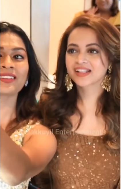 ഉന്തല്ലേ.. തള്ളല്ലേ..; ആരാധകരുടെ സ്നേഹത്തില്‍ വീർപ്പുമുട്ടി ഭാവന, വൈറല്‍ ദൃശ്യങ്ങള്‍