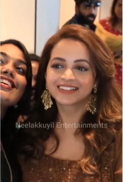 ഉന്തല്ലേ.. തള്ളല്ലേ..; ആരാധകരുടെ സ്നേഹത്തില്‍ വീർപ്പുമുട്ടി ഭാവന, വൈറല്‍ ദൃശ്യങ്ങള്‍