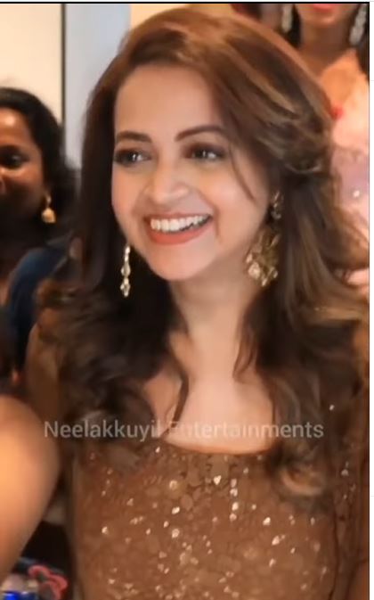 ഉന്തല്ലേ.. തള്ളല്ലേ..; ആരാധകരുടെ സ്നേഹത്തില്‍ വീർപ്പുമുട്ടി ഭാവന, വൈറല്‍ ദൃശ്യങ്ങള്‍