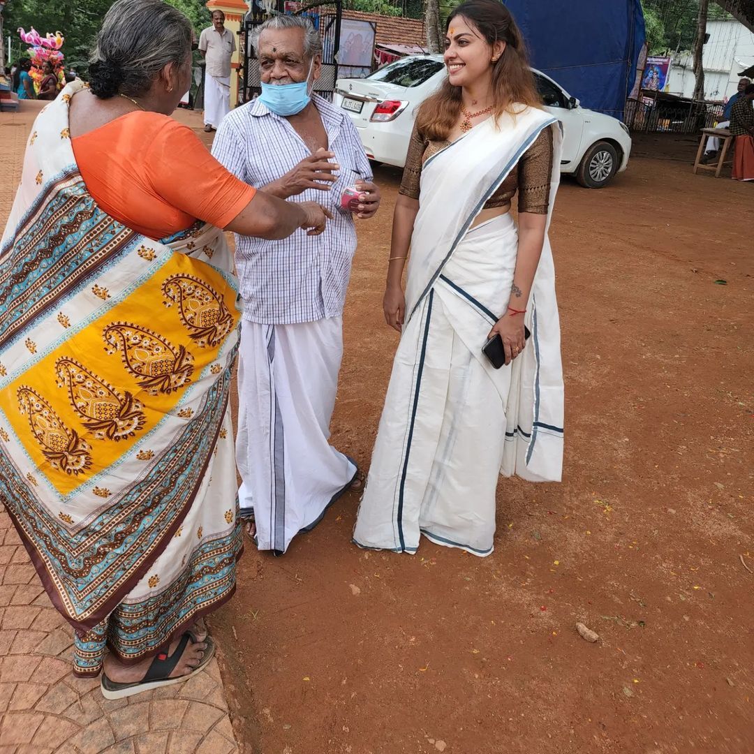 ഈ കുപ്പിവളയ്ക്ക് എത്രയാ ചേട്ടാ.. നാട്ടിലെ ഉത്സവത്തില്‍ അടിച്ചുപൊളിച്ച് അനുശ്രീ