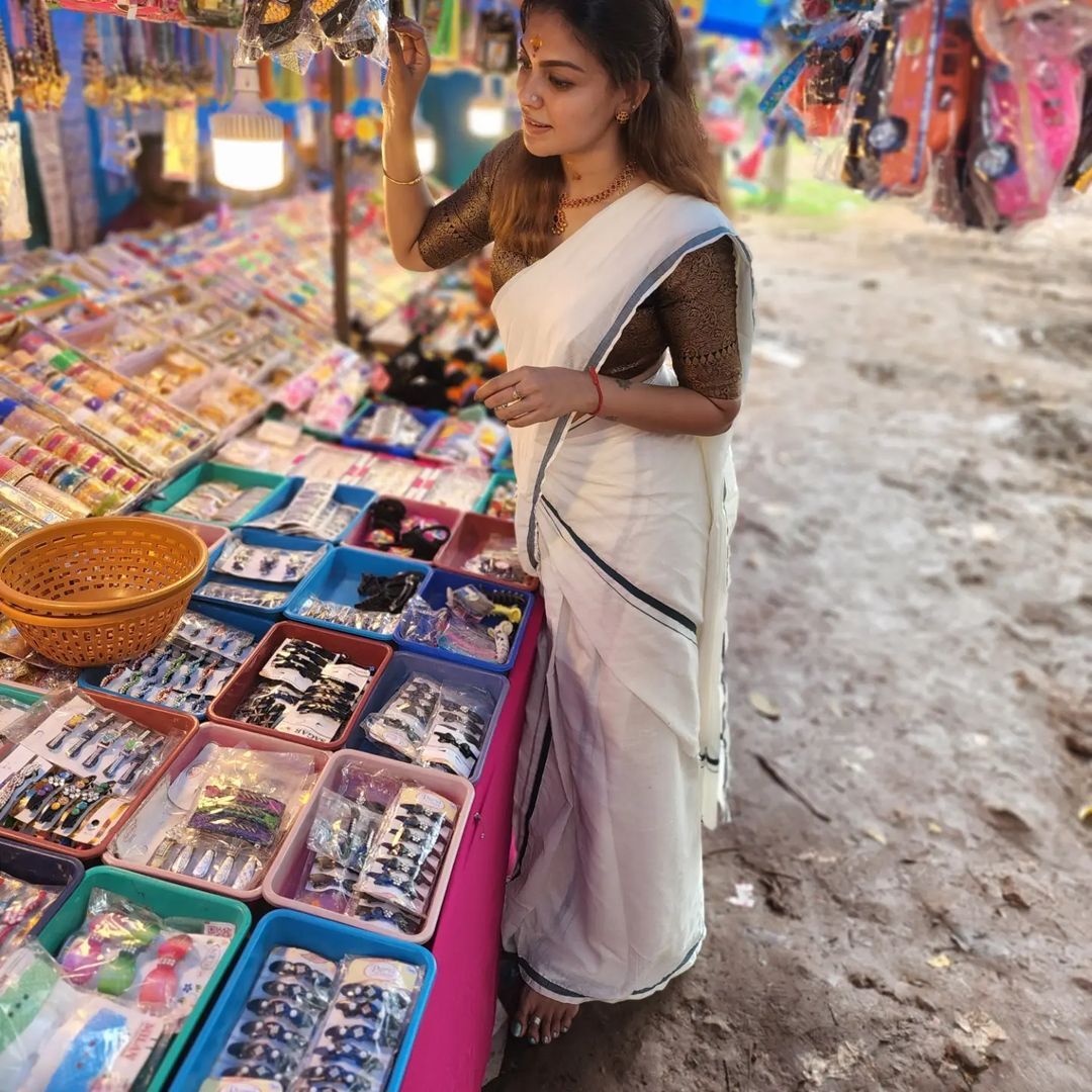 ഈ കുപ്പിവളയ്ക്ക് എത്രയാ ചേട്ടാ.. നാട്ടിലെ ഉത്സവത്തില്‍ അടിച്ചുപൊളിച്ച് അനുശ്രീ