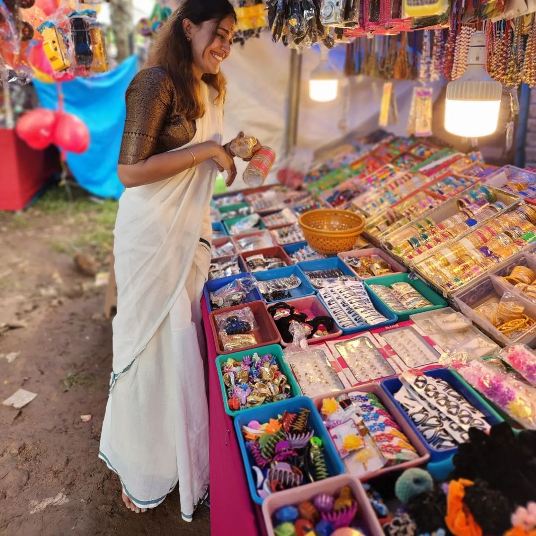 ഈ കുപ്പിവളയ്ക്ക് എത്രയാ ചേട്ടാ.. നാട്ടിലെ ഉത്സവത്തില്‍ അടിച്ചുപൊളിച്ച് അനുശ്രീ