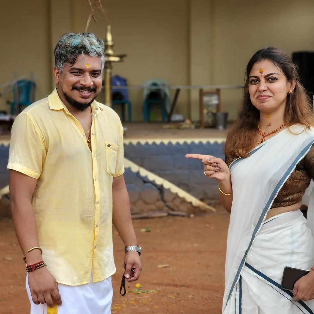 ഈ കുപ്പിവളയ്ക്ക് എത്രയാ ചേട്ടാ.. നാട്ടിലെ ഉത്സവത്തില്‍ അടിച്ചുപൊളിച്ച് അനുശ്രീ