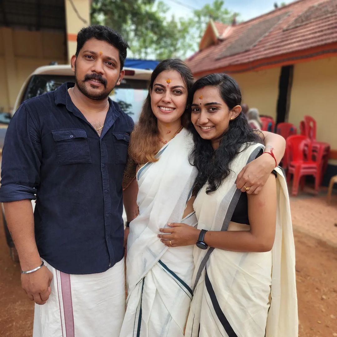 ഈ കുപ്പിവളയ്ക്ക് എത്രയാ ചേട്ടാ.. നാട്ടിലെ ഉത്സവത്തില്‍ അടിച്ചുപൊളിച്ച് അനുശ്രീ