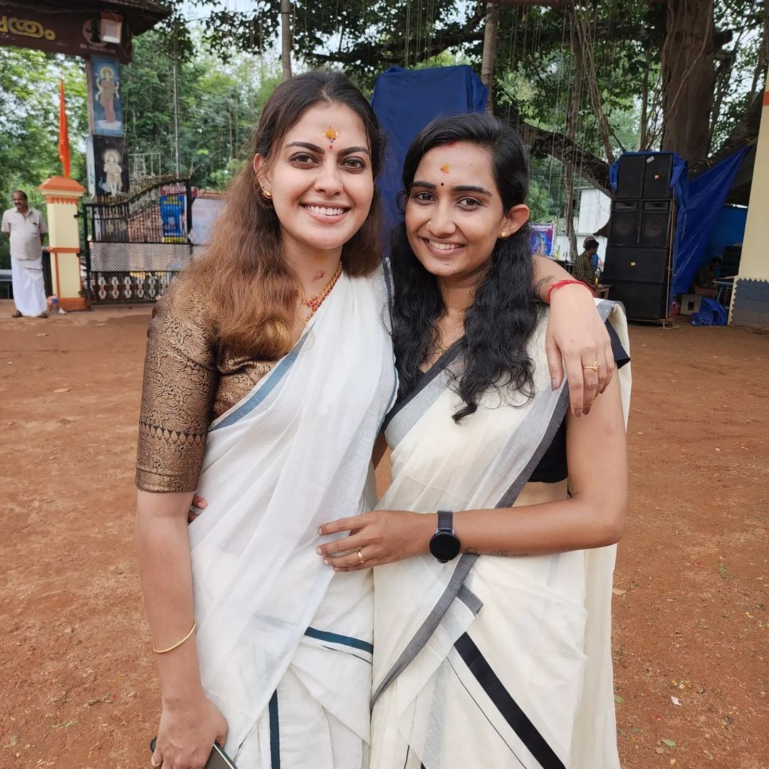 ഈ കുപ്പിവളയ്ക്ക് എത്രയാ ചേട്ടാ.. നാട്ടിലെ ഉത്സവത്തില്‍ അടിച്ചുപൊളിച്ച് അനുശ്രീ