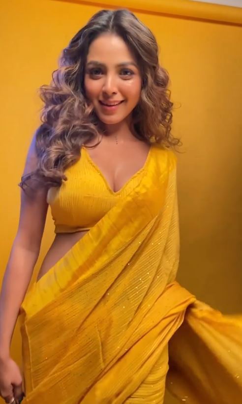 Uy qurilishi rus uchlik porno Ayol oz navbatida katta olomon bilan jinsiy aloqada boladi