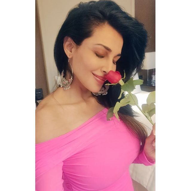 అప్పుడు ఆశా సైనీ ఇప్పుడు ఫ్లోరా సైనీ..పేరుమారింది కానీ అందాలు అవే..!!