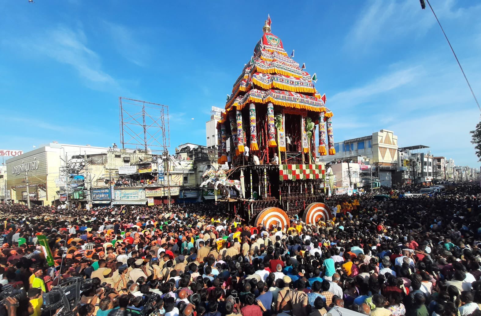 కదిలి వచ్చిన మదురై మీనాక్షి: భక్తజన సంద్రం (ఫొటోలు)