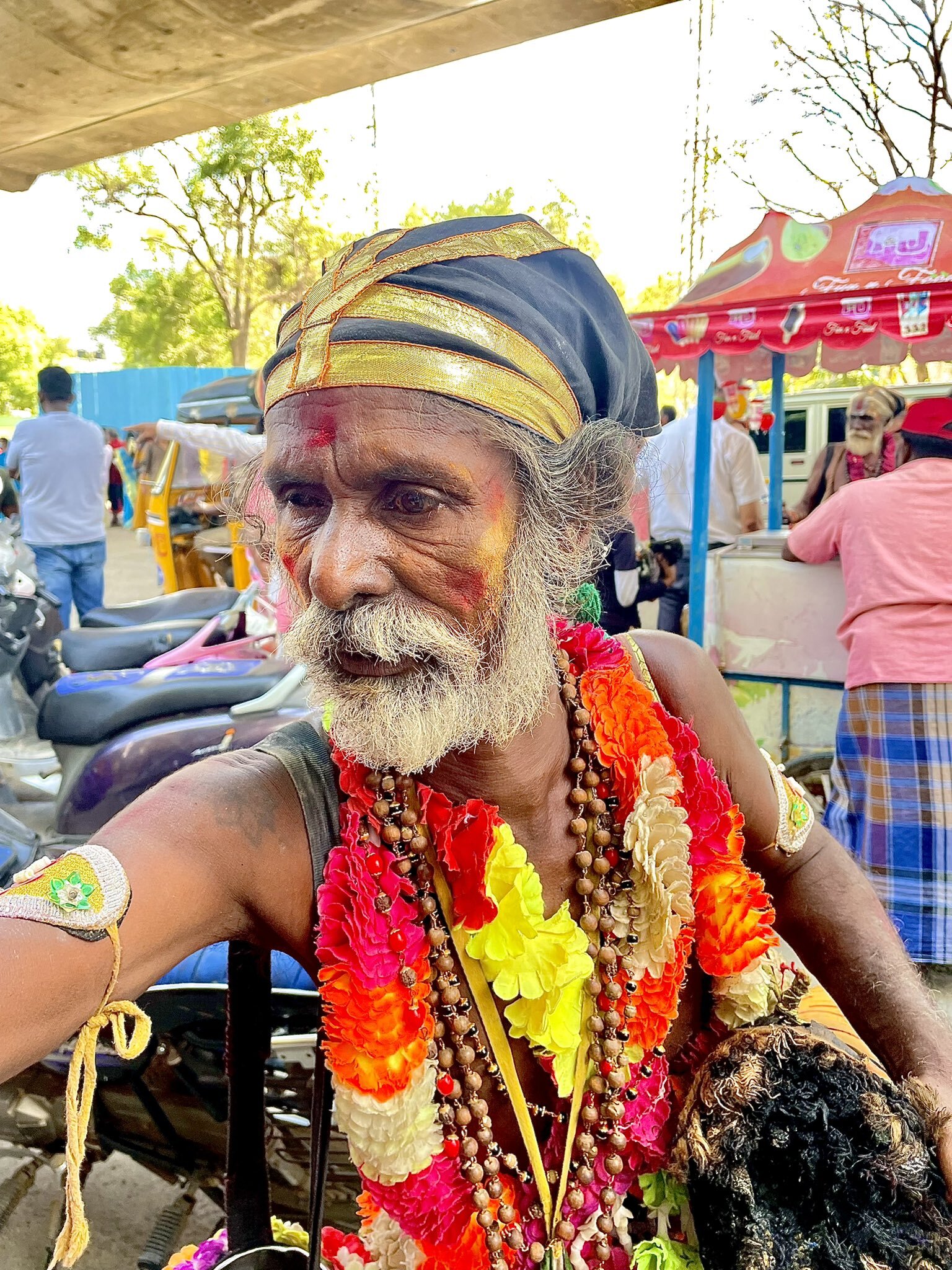 కదిలి వచ్చిన మదురై మీనాక్షి: భక్తజన సంద్రం (ఫొటోలు)