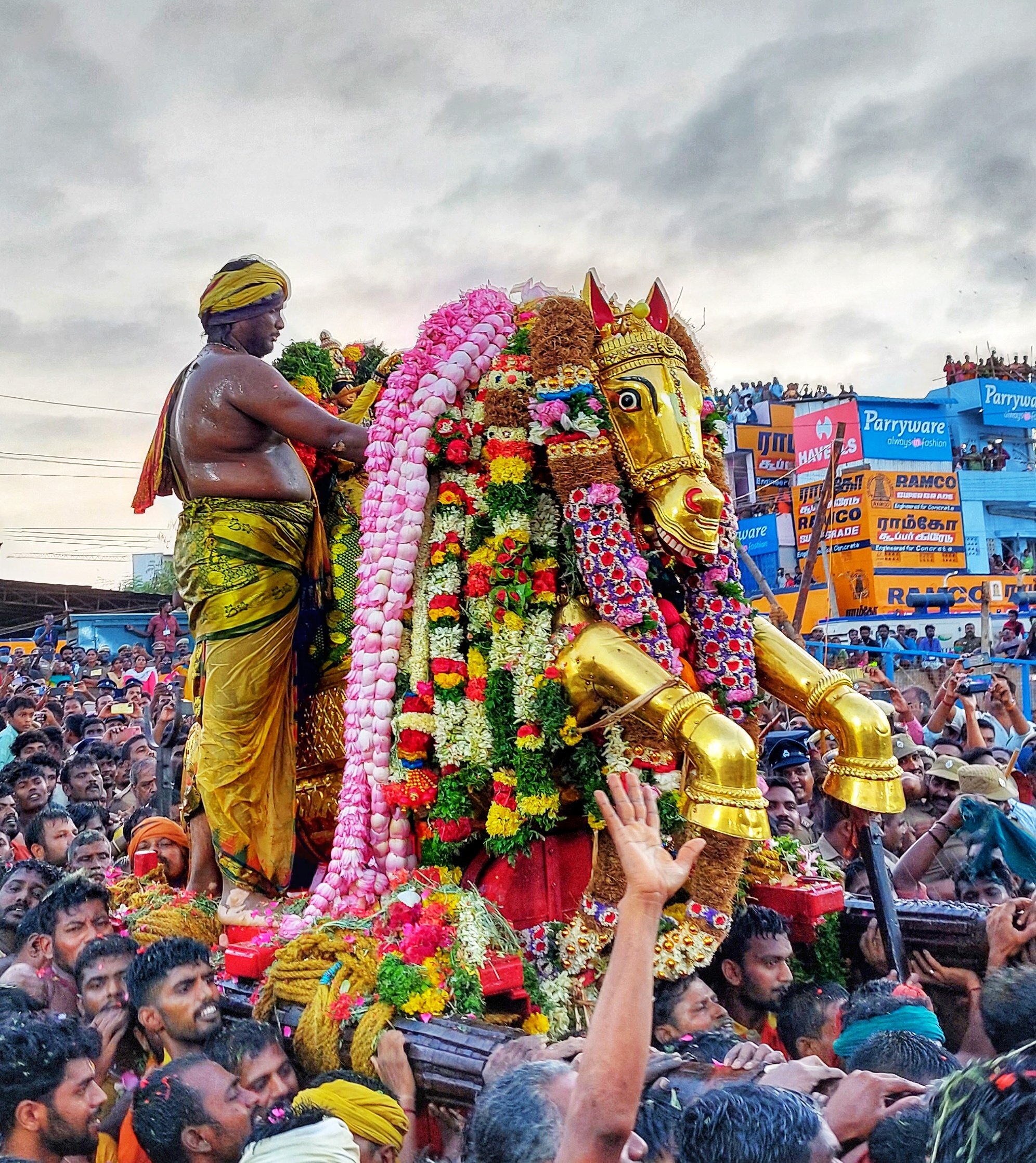 కదిలి వచ్చిన మదురై మీనాక్షి: భక్తజన సంద్రం (ఫొటోలు)