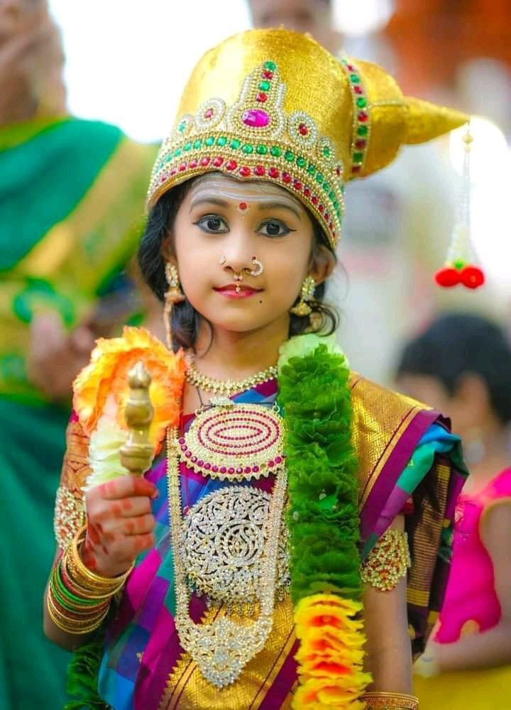 కదిలి వచ్చిన మదురై మీనాక్షి: భక్తజన సంద్రం (ఫొటోలు)