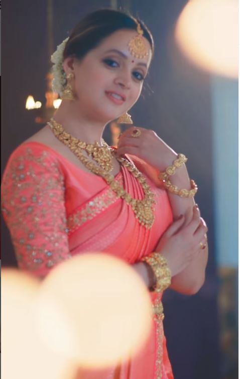 പൊന്നിനല്ലല്ലോ, പൊന്‍തിളക്കം ഭാവനയ്ക്കല്ലേ: ആരാധകരേറ്റെടുത്ത പുതിയ ദൃശ്യങ്ങള്‍