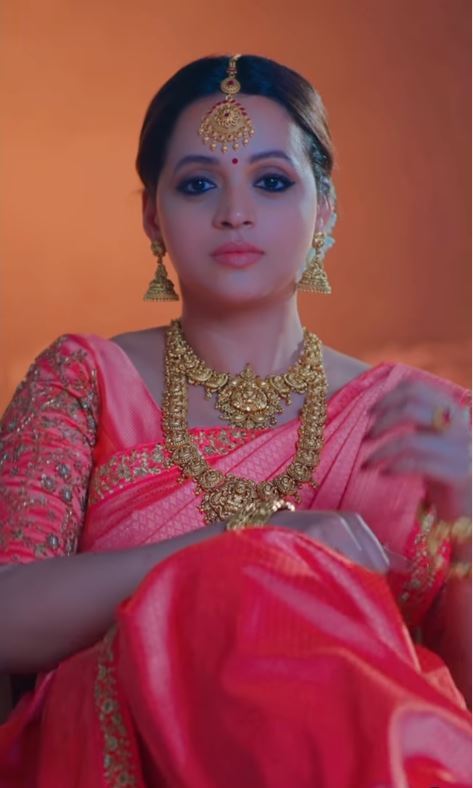 പൊന്നിനല്ലല്ലോ, പൊന്‍തിളക്കം ഭാവനയ്ക്കല്ലേ: ആരാധകരേറ്റെടുത്ത പുതിയ ദൃശ്യങ്ങള്‍