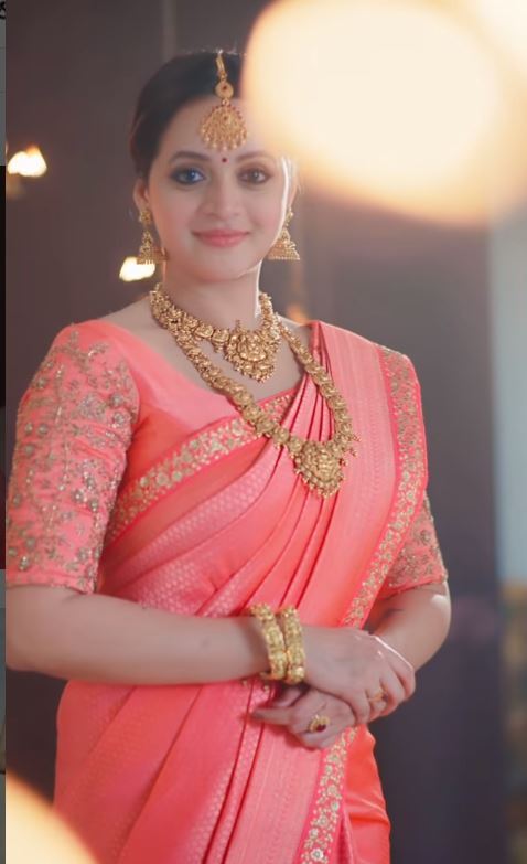 പൊന്നിനല്ലല്ലോ, പൊന്‍തിളക്കം ഭാവനയ്ക്കല്ലേ: ആരാധകരേറ്റെടുത്ത പുതിയ ദൃശ്യങ്ങള്‍