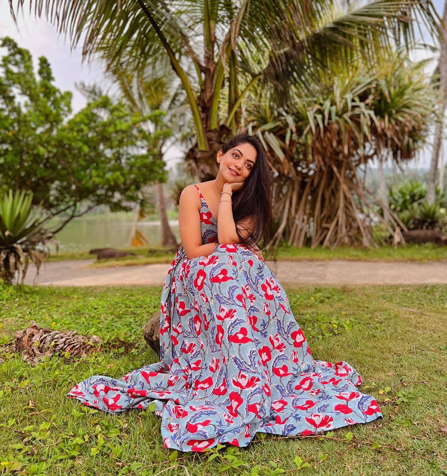 തെങ്ങിന്‍ത്തോപ്പില്‍ മാക്‌സി ധരിച്ച് അഹാന; വ്യത്യസ്ത ലുക്ക്... കാണാം ചിത്രങ്ങള്‍