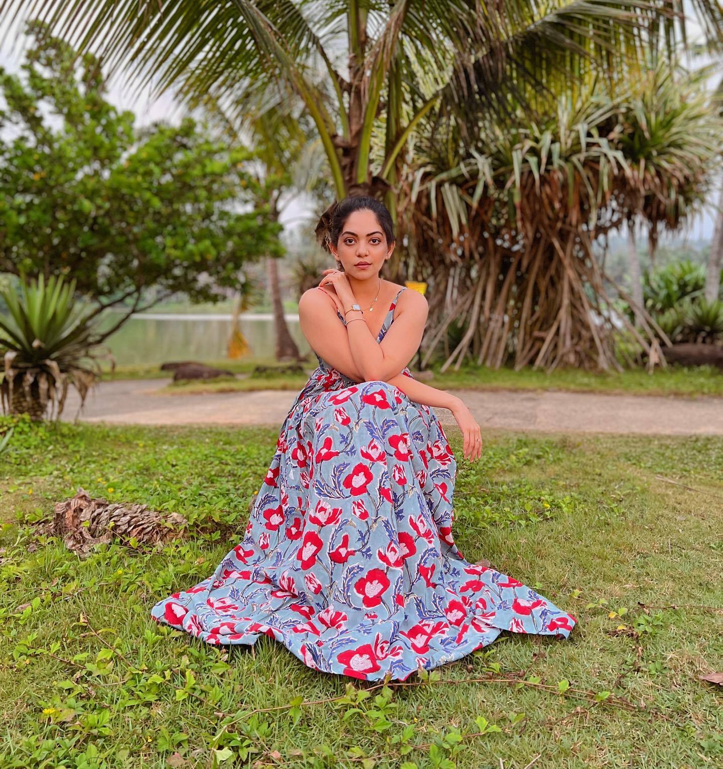 തെങ്ങിന്‍ത്തോപ്പില്‍ മാക്‌സി ധരിച്ച് അഹാന; വ്യത്യസ്ത ലുക്ക്... കാണാം ചിത്രങ്ങള്‍