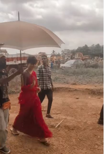 ശ്... ശ് ചേട്ടാ ഒന്ന് മാറി നില്‍ക്കേ.. ഞാനൊന്ന് പോകട്ടെ; വൈറലായി മഞ്ജുവിന്റെ ലൊക്കേഷന്‍ ചിത്രങ്ങള്‍