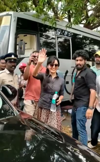 ശ്... ശ് ചേട്ടാ ഒന്ന് മാറി നില്‍ക്കേ.. ഞാനൊന്ന് പോകട്ടെ; വൈറലായി മഞ്ജുവിന്റെ ലൊക്കേഷന്‍ ചിത്രങ്ങള്‍