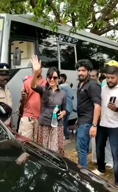 ശ്... ശ് ചേട്ടാ ഒന്ന് മാറി നില്‍ക്കേ.. ഞാനൊന്ന് പോകട്ടെ; വൈറലായി മഞ്ജുവിന്റെ ലൊക്കേഷന്‍ ചിത്രങ്ങള്‍