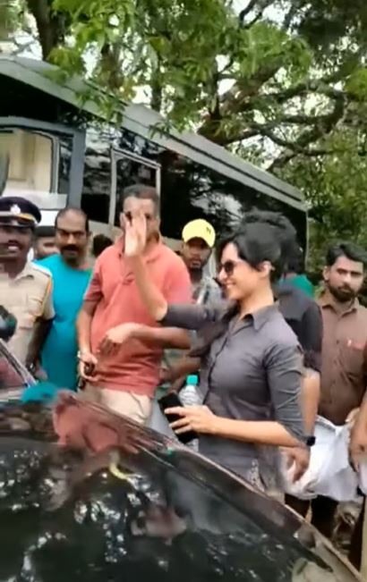 ശ്... ശ് ചേട്ടാ ഒന്ന് മാറി നില്‍ക്കേ.. ഞാനൊന്ന് പോകട്ടെ; വൈറലായി മഞ്ജുവിന്റെ ലൊക്കേഷന്‍ ചിത്രങ്ങള്‍