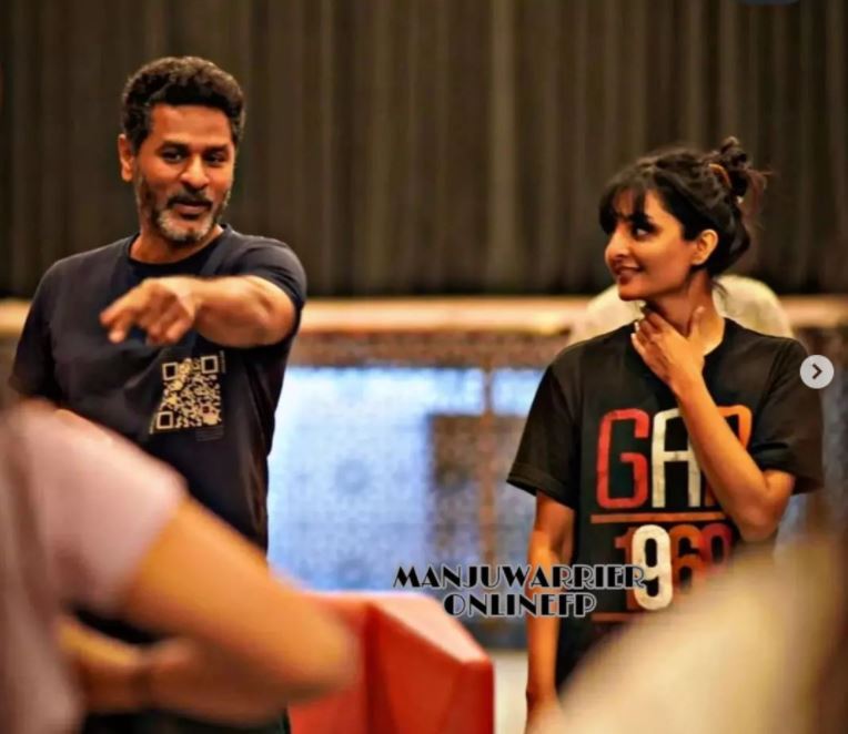 ശ്... ശ് ചേട്ടാ ഒന്ന് മാറി നില്‍ക്കേ.. ഞാനൊന്ന് പോകട്ടെ; വൈറലായി മഞ്ജുവിന്റെ ലൊക്കേഷന്‍ ചിത്രങ്ങള്‍