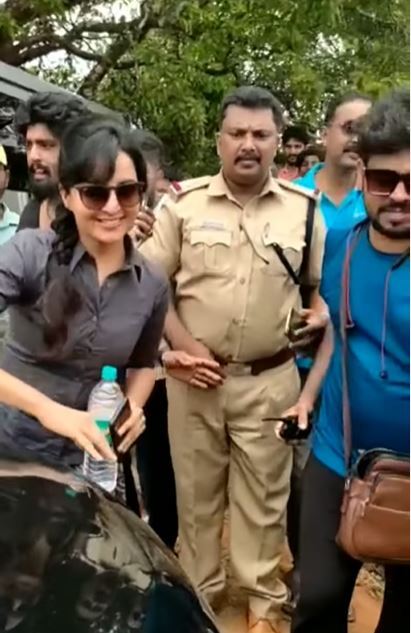 ശ്... ശ് ചേട്ടാ ഒന്ന് മാറി നില്‍ക്കേ.. ഞാനൊന്ന് പോകട്ടെ; വൈറലായി മഞ്ജുവിന്റെ ലൊക്കേഷന്‍ ചിത്രങ്ങള്‍