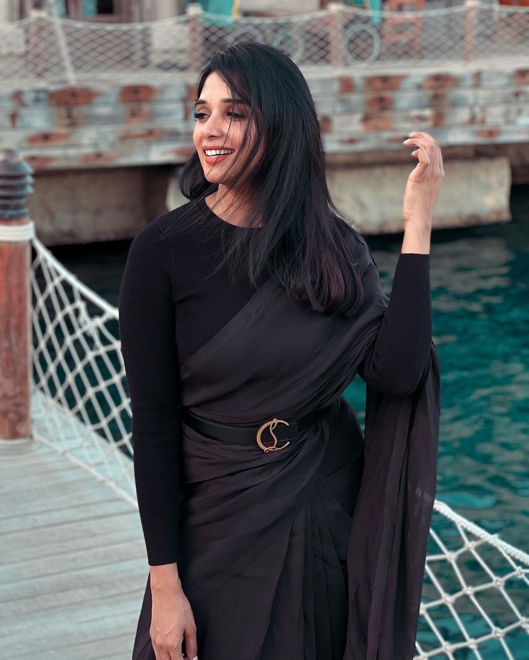 പുത്തന്‍ കാറിന് മുമ്പില്‍ കിടിലന്‍ ലുക്ക്; നൈല ഉഷയുടെ പുതിയ ചിത്രം വൈറല്‍