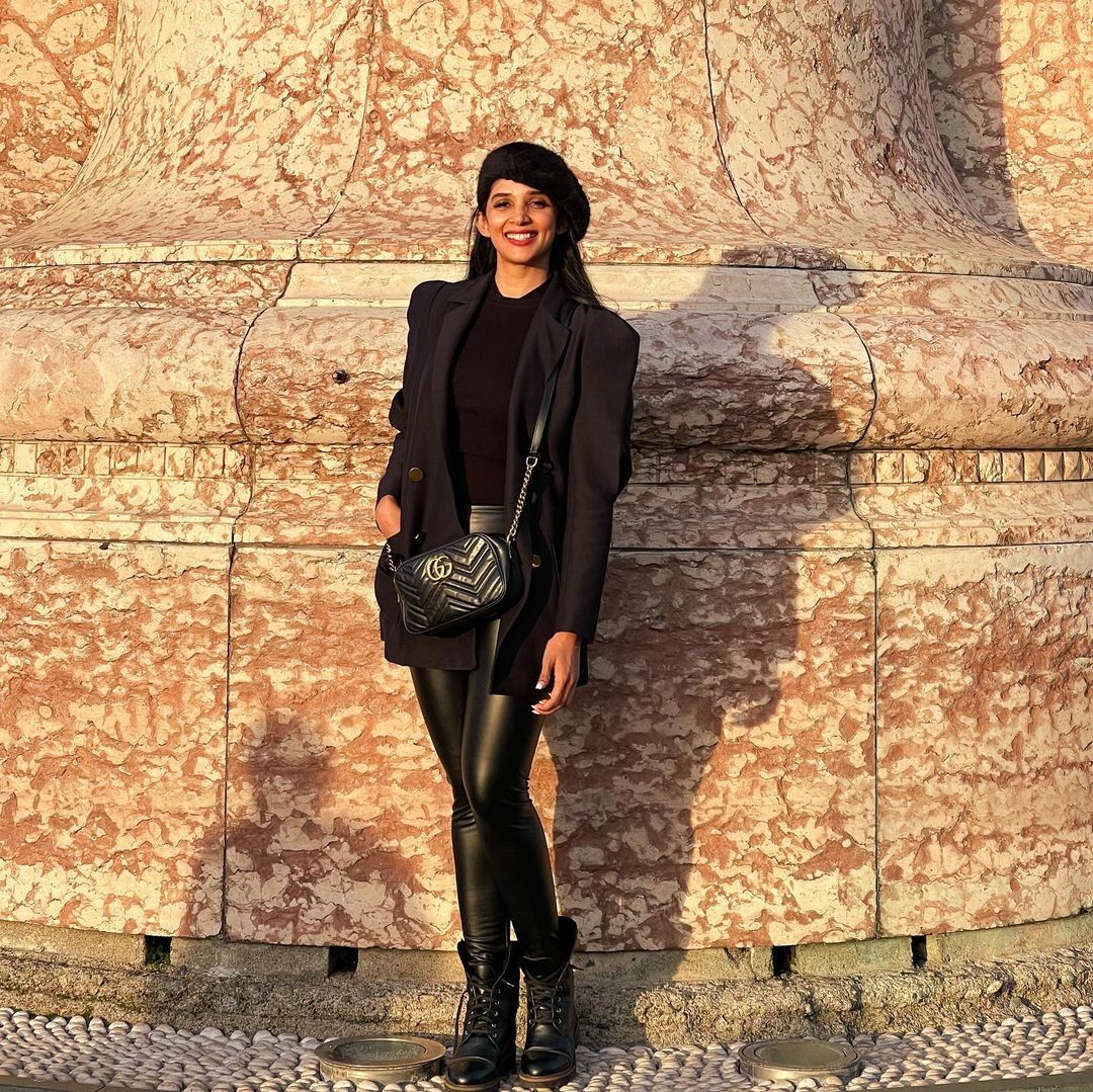 പുത്തന്‍ കാറിന് മുമ്പില്‍ കിടിലന്‍ ലുക്ക്; നൈല ഉഷയുടെ പുതിയ ചിത്രം വൈറല്‍