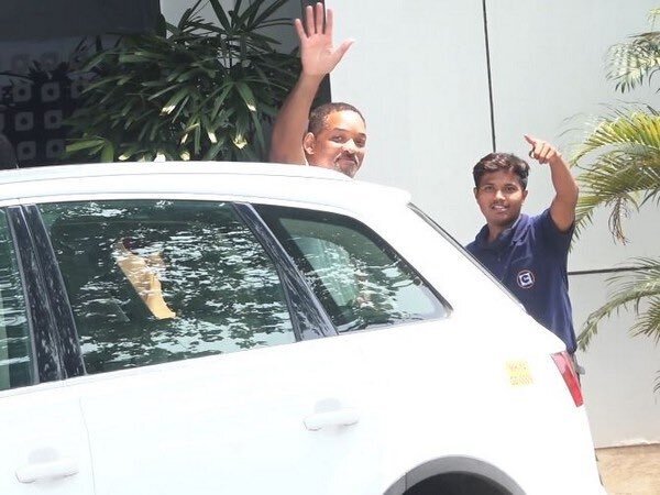 ಚಿತ್ರಗಳು: ಮುಂಬೈನ ಖಾಸಗಿ ವಿಮಾನ ನಿಲ್ದಾಣದಲ್ಲಿ ಕಾಣಿಸಿಕೊಂಡ ವಿಲ್ ಸ್ಮಿತ್