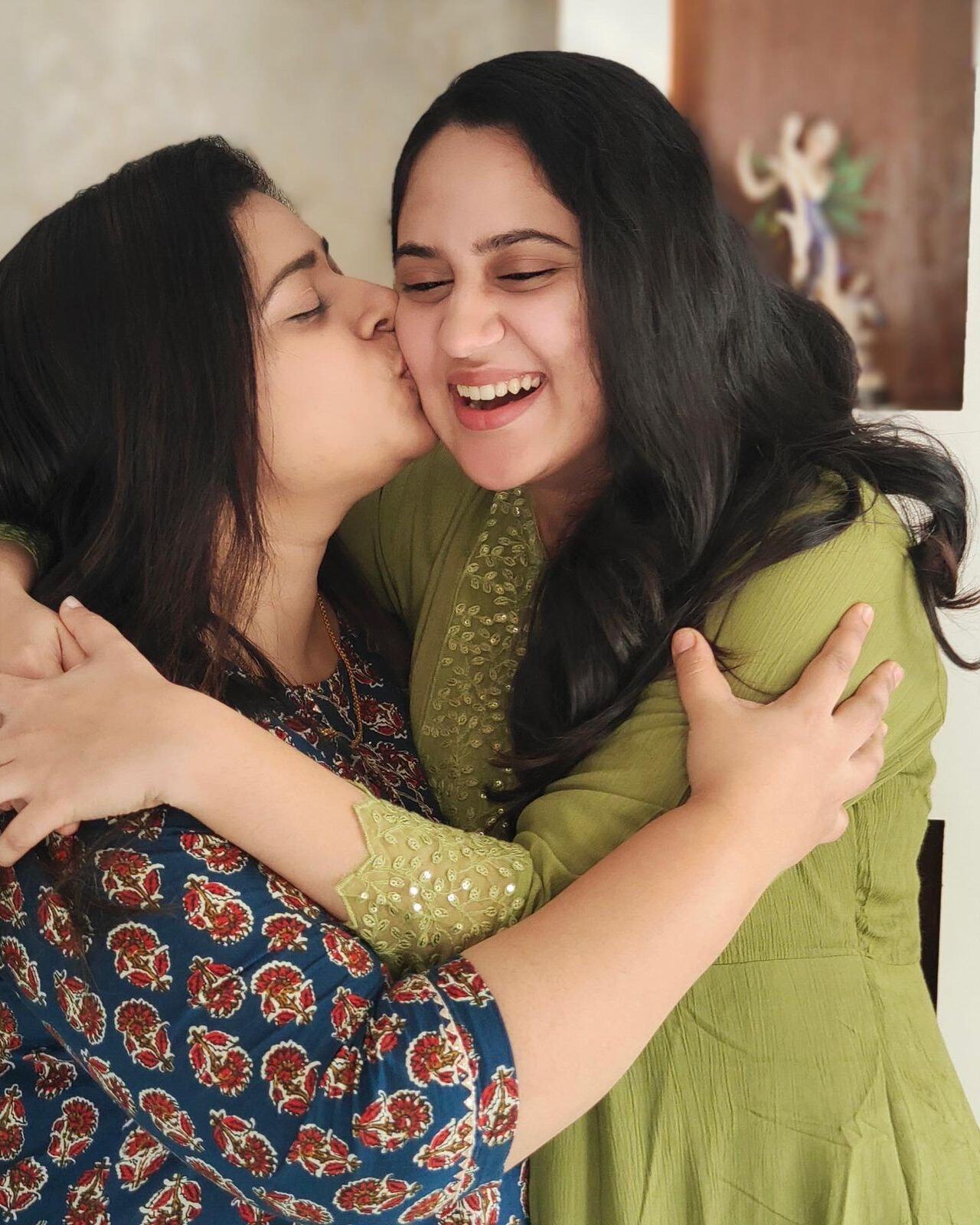 ഡ്രസ്സില്‍ അല്ല കാര്യം; ആ ക്യൂട്ട് ചിരിയിലാണ്... അടിപൊളി ചിത്രവുമായി നടി മിയ ജോര്‍ജ്