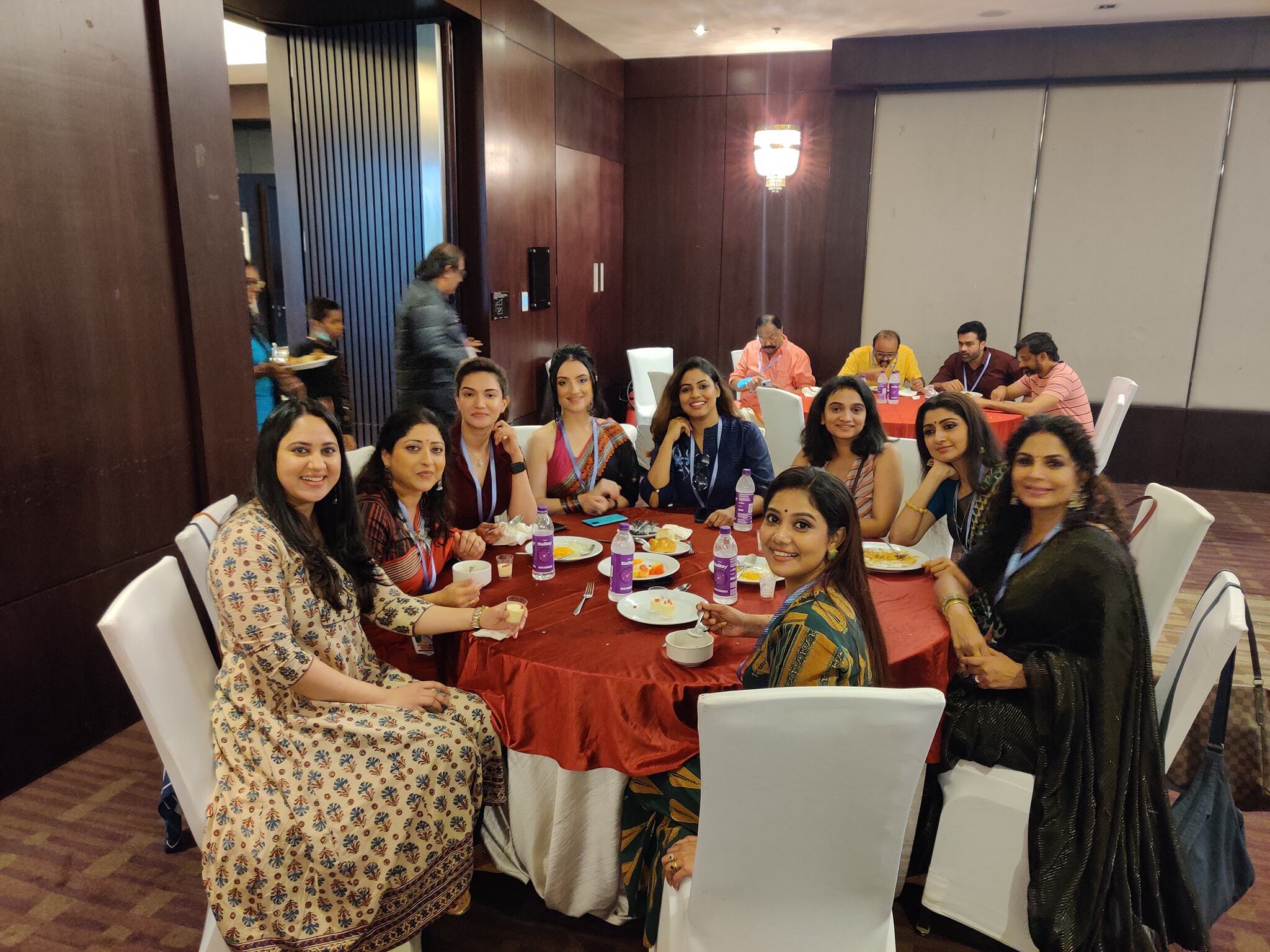 ഡ്രസ്സില്‍ അല്ല കാര്യം; ആ ക്യൂട്ട് ചിരിയിലാണ്... അടിപൊളി ചിത്രവുമായി നടി മിയ ജോര്‍ജ്