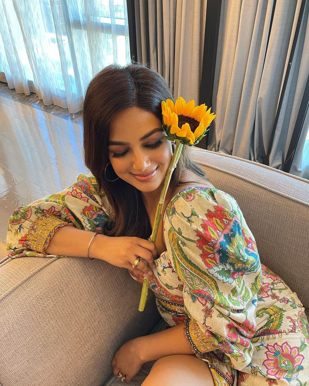 Eshakni axlat bilan sikdi U xalatini ochdi va uni onlayn sikdi.