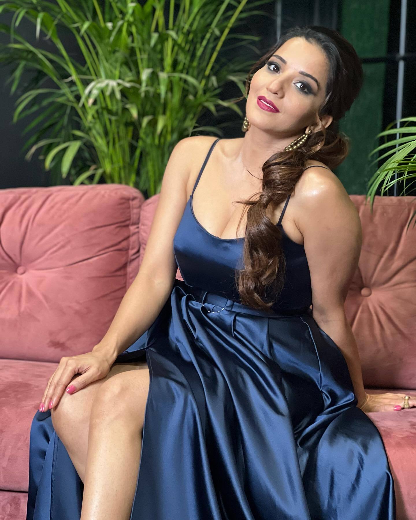 डीप नेक ड्रेस में मोनालिसा ने लगाया हॉटनेस का तड़का, अपनी फोटोज से चुराया फैंस का दिल