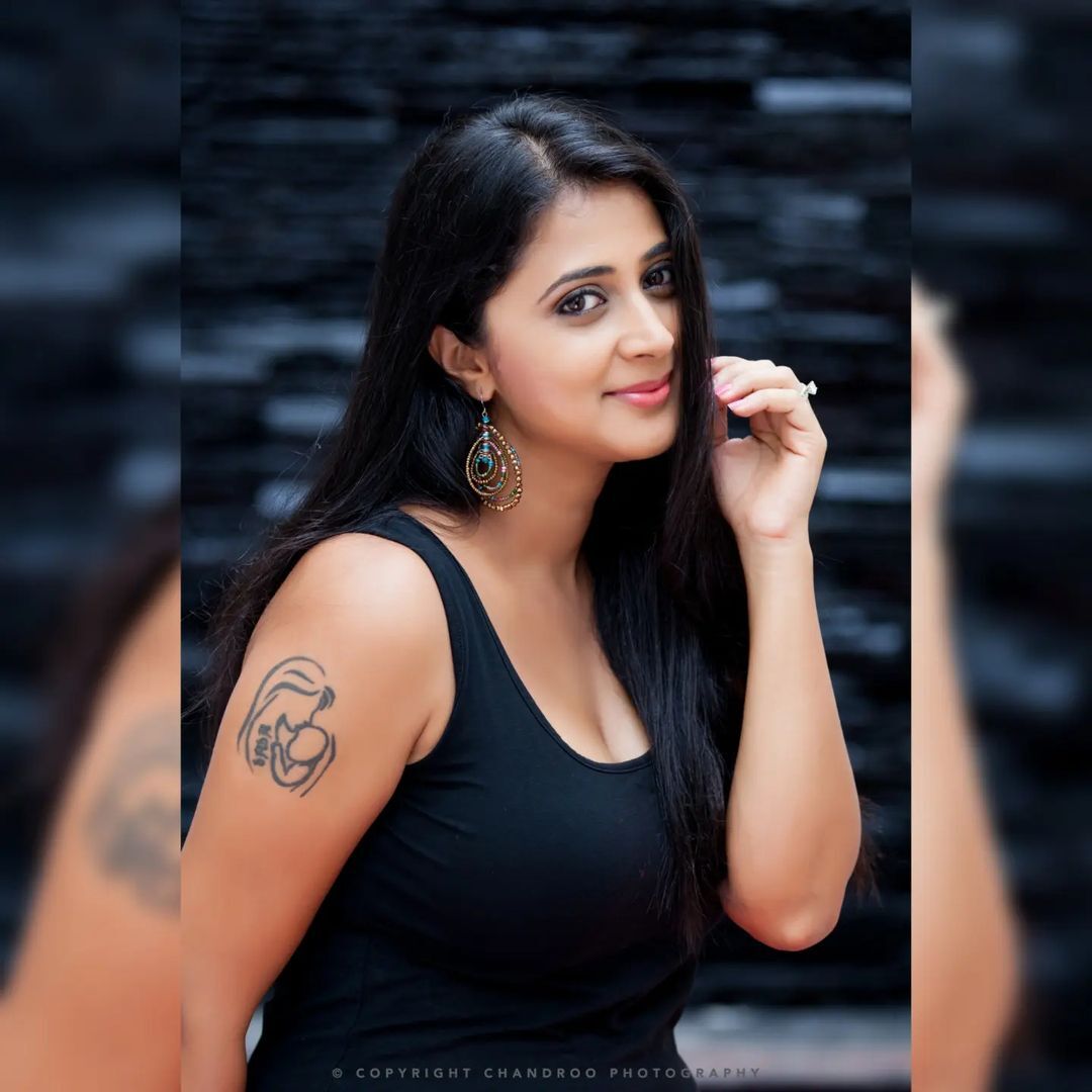 കയ്യില്ലാത്ത സാരി ലുക്ക്; മനസ്സു കൊണ്ട് ഏറ്റെടുത്ത് ആരാധകർ; കനിഹ ചിത്രങ്ങൾ