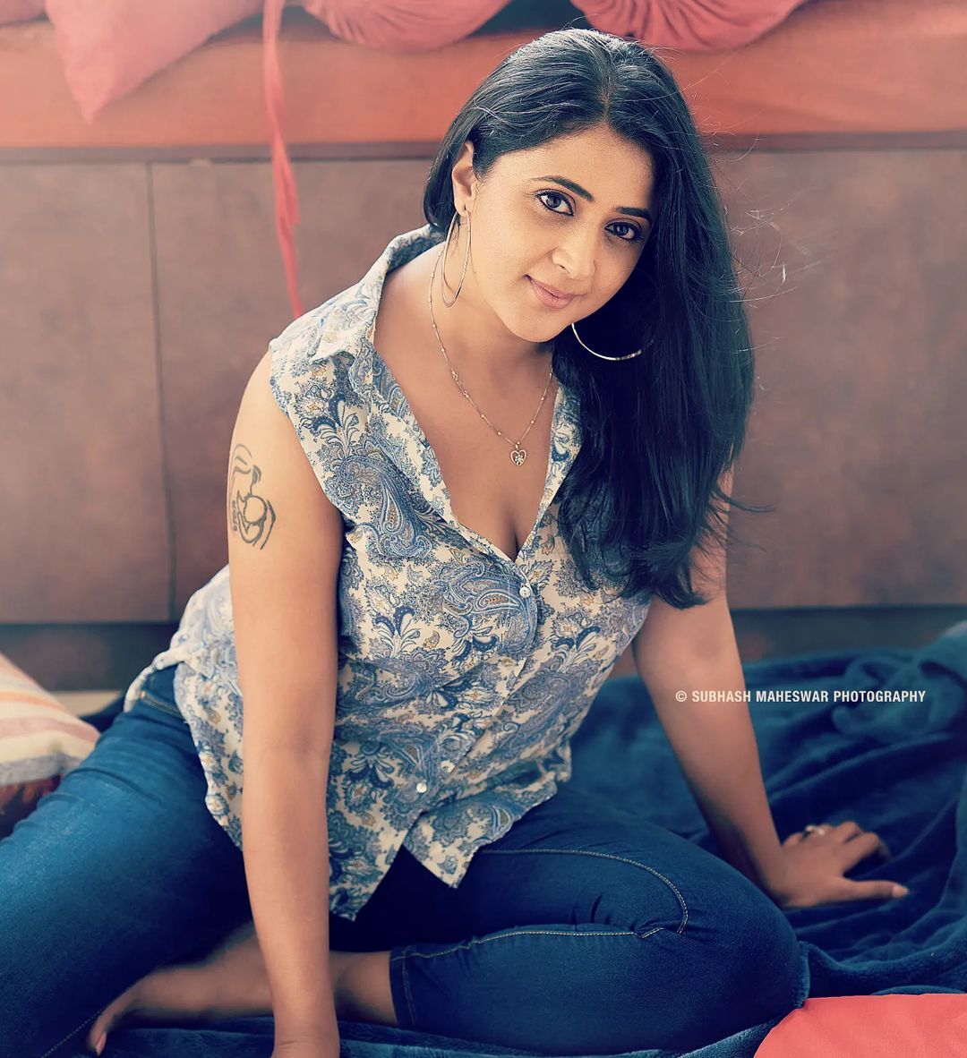 കയ്യില്ലാത്ത സാരി ലുക്ക്; മനസ്സു കൊണ്ട് ഏറ്റെടുത്ത് ആരാധകർ; കനിഹ ചിത്രങ്ങൾ