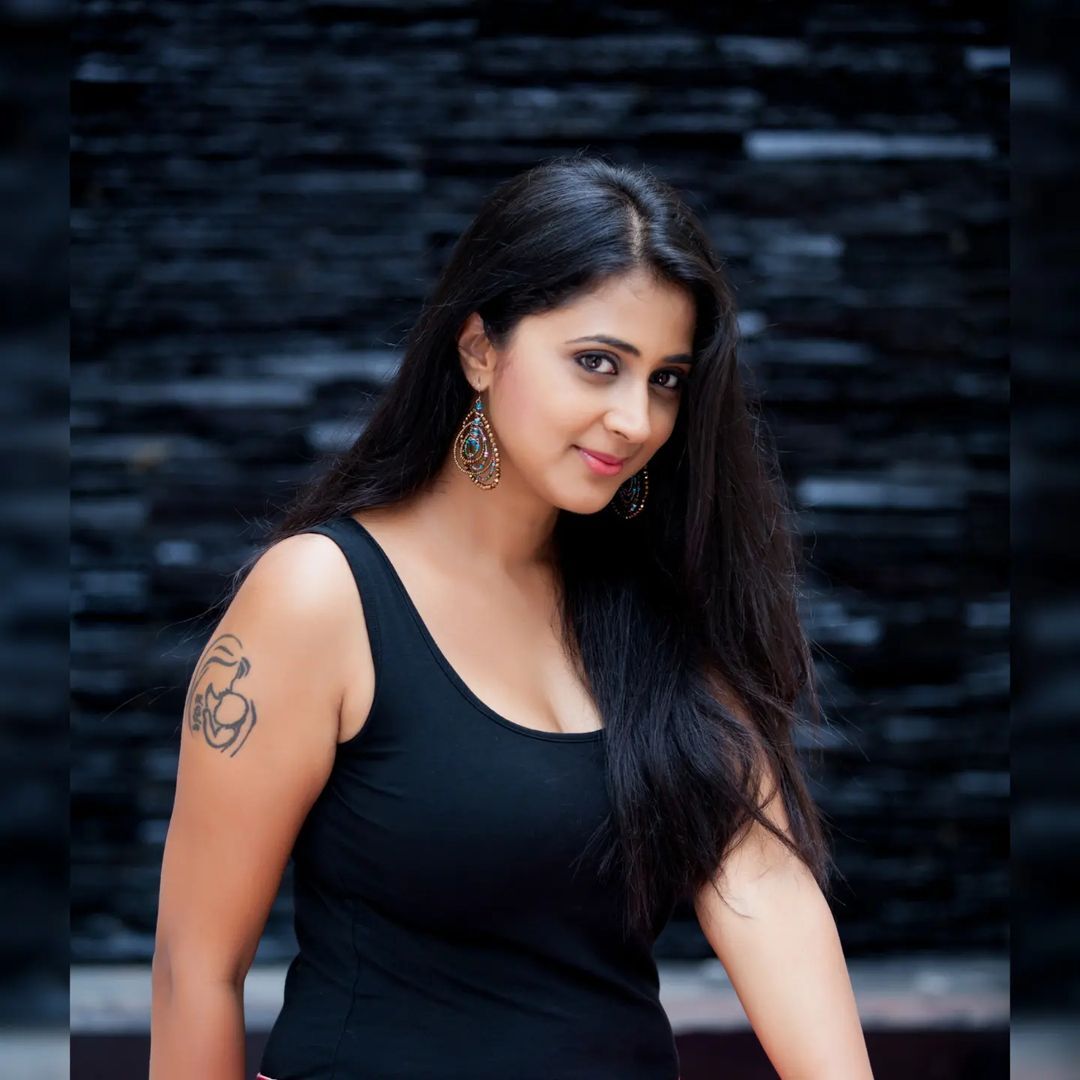 കയ്യില്ലാത്ത സാരി ലുക്ക്; മനസ്സു കൊണ്ട് ഏറ്റെടുത്ത് ആരാധകർ; കനിഹ ചിത്രങ്ങൾ