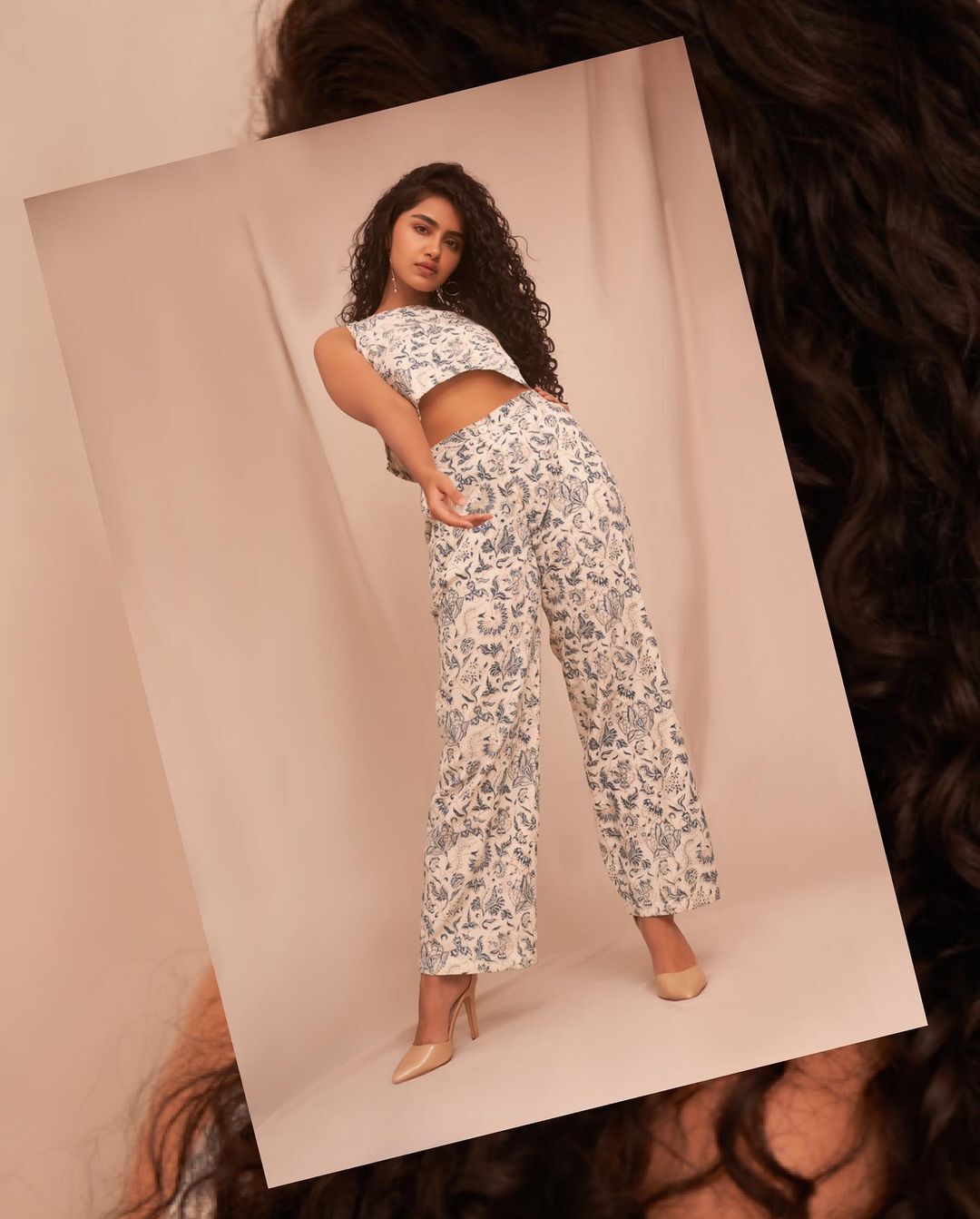 ഈ നിൽപ്പും നോട്ടവും കൊതിപ്പിക്കുന്നില്ലേ ?; ആരാണ് ഇത്; വൈറൽ ചിത്രത്തിൽ വീണ് ആരാധകർ