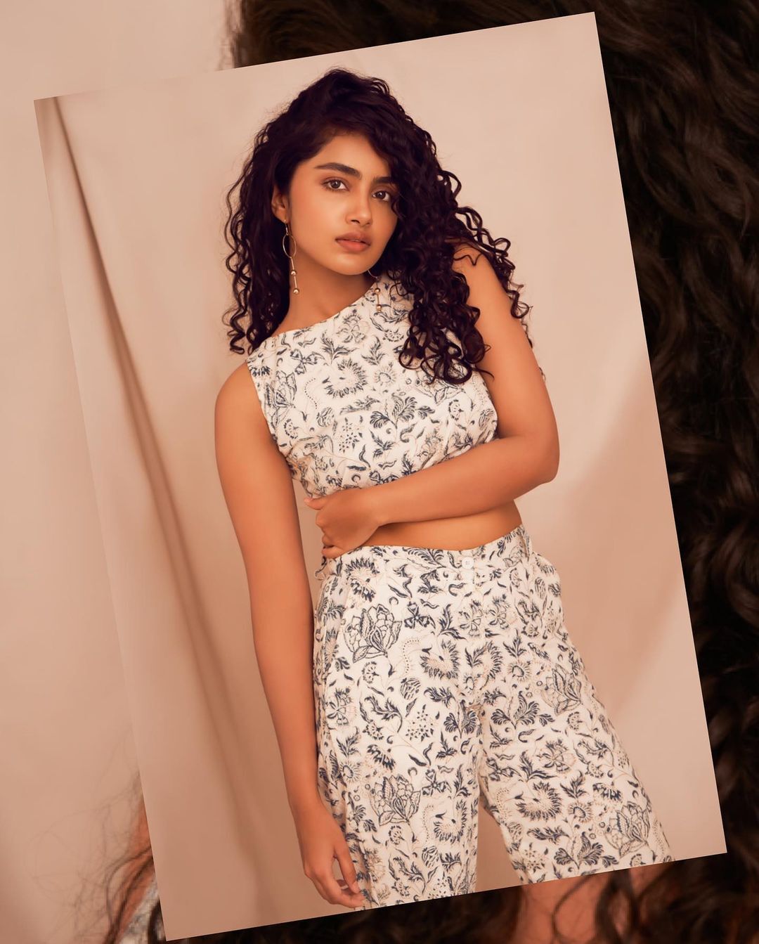 ഈ നിൽപ്പും നോട്ടവും കൊതിപ്പിക്കുന്നില്ലേ ?; ആരാണ് ഇത്; വൈറൽ ചിത്രത്തിൽ വീണ് ആരാധകർ