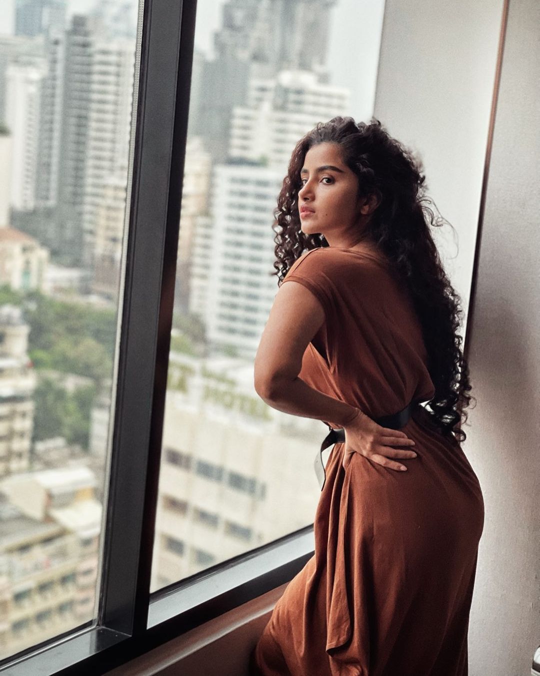 ഈ നിൽപ്പും നോട്ടവും കൊതിപ്പിക്കുന്നില്ലേ ?; ആരാണ് ഇത്; വൈറൽ ചിത്രത്തിൽ വീണ് ആരാധകർ