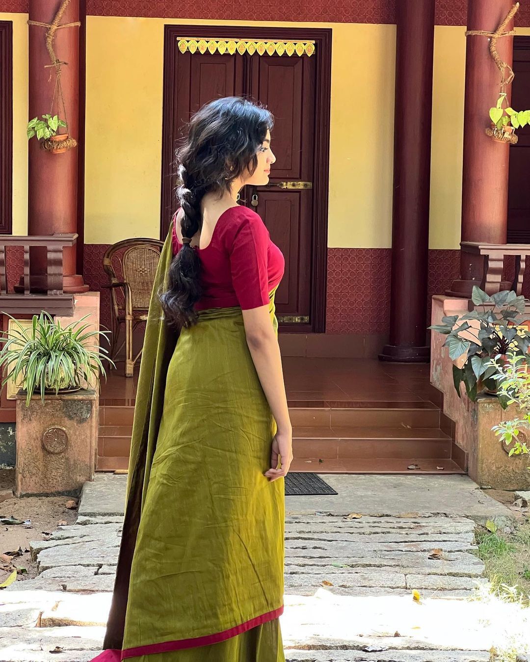 സാരിയില്‍ അതീവ സുന്ദരിയായി ദേവിക സഞ്ജയ്