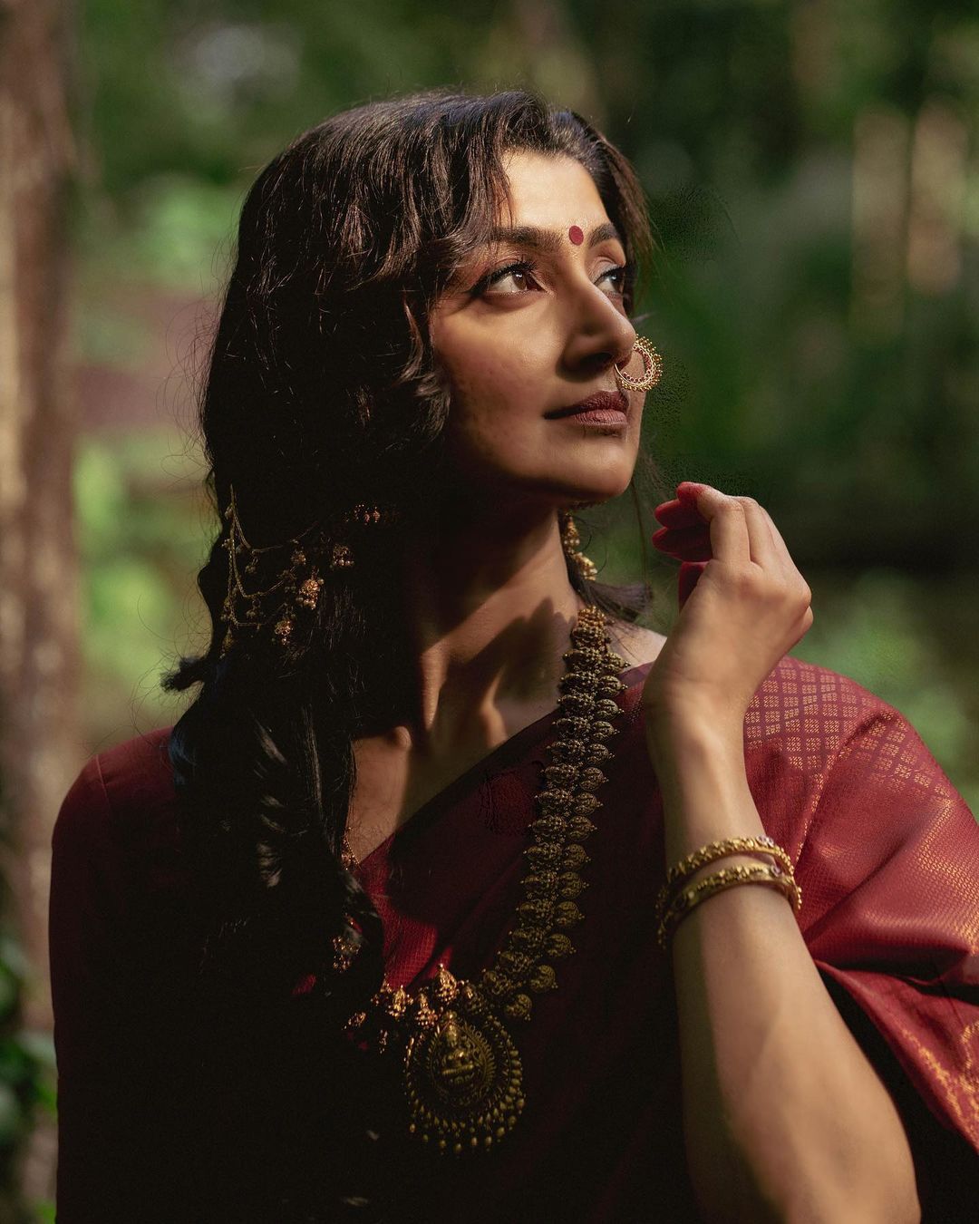 നോട്ടം കൊണ്ട് ആരാധകരെ കയ്യിലെടുത്തു; ദിവ്യ ഉണ്ണിയുടെ ഫോട്ടോഷൂട്ട് ചിത്രങ്ങൾ വൈറൽ