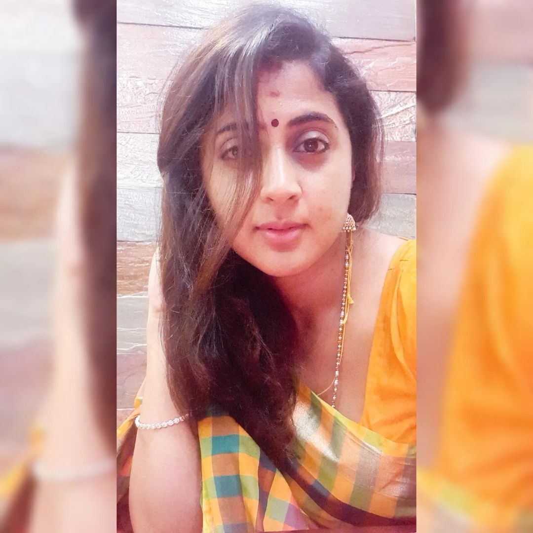 സാരി ലുക്കിൽ; അതും നല്ല നാടൻ പെൺ ലുക്കിൽ; കനിഹ അല്ലേ? ആരാധകർക്ക് ഇപ്പോൾ സംശയം 