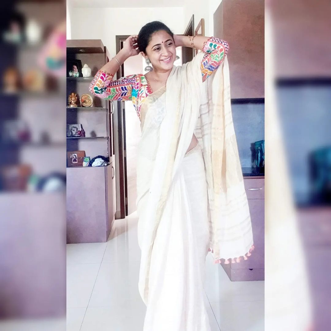 സാരി ലുക്കിൽ; അതും നല്ല നാടൻ പെൺ ലുക്കിൽ; കനിഹ അല്ലേ? ആരാധകർക്ക് ഇപ്പോൾ സംശയം 