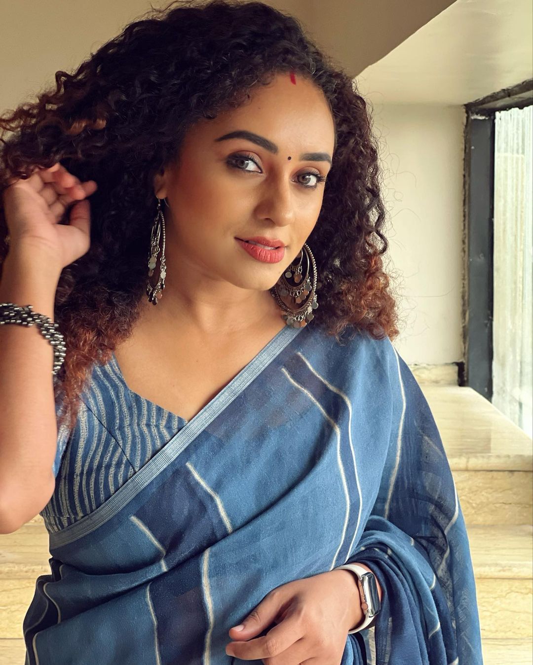 നീലനിറം നിറമല്ലെ? പേർളിയ്ക്കും ചെറിയ സംശയം; ചിത്രങ്ങൾ വൈറൽ