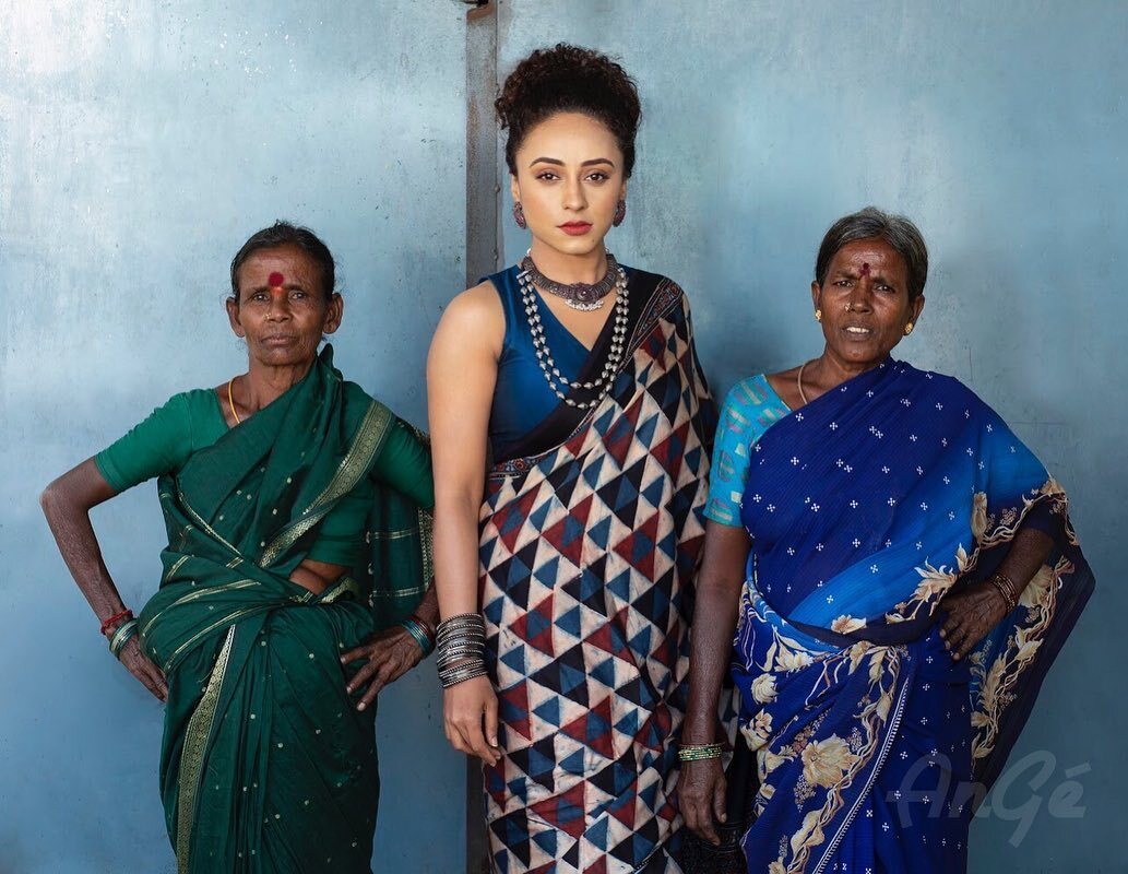 നീലനിറം നിറമല്ലെ? പേർളിയ്ക്കും ചെറിയ സംശയം; ചിത്രങ്ങൾ വൈറൽ