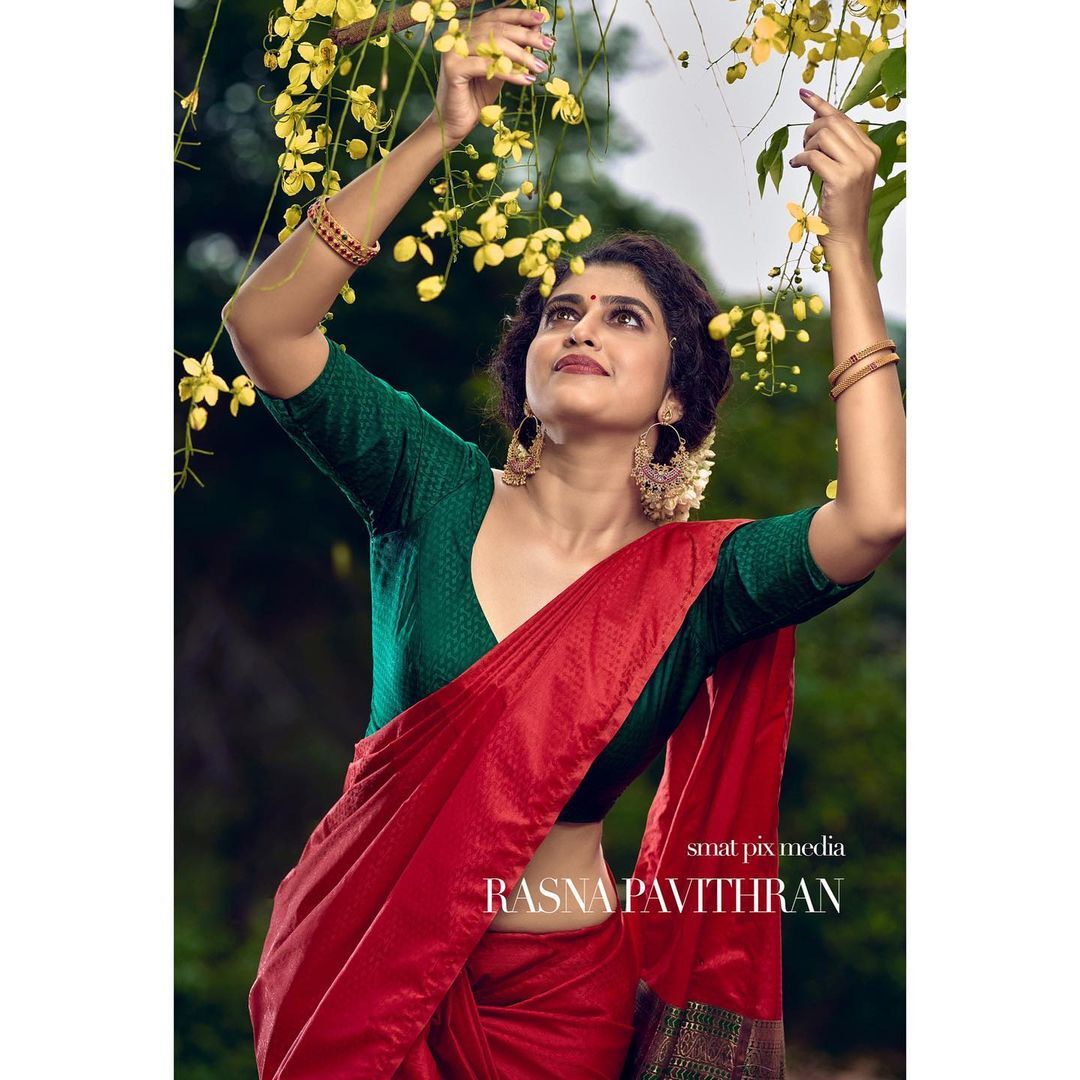 ചുവന്ന സാരിയില്‍ രസ്‌ന പവിത്രന്‍, മനം നിറയെ മധുര സ്മൃതി വിഷു ആശംസകളും, കാണാം ചിത്രങ്ങൾ 