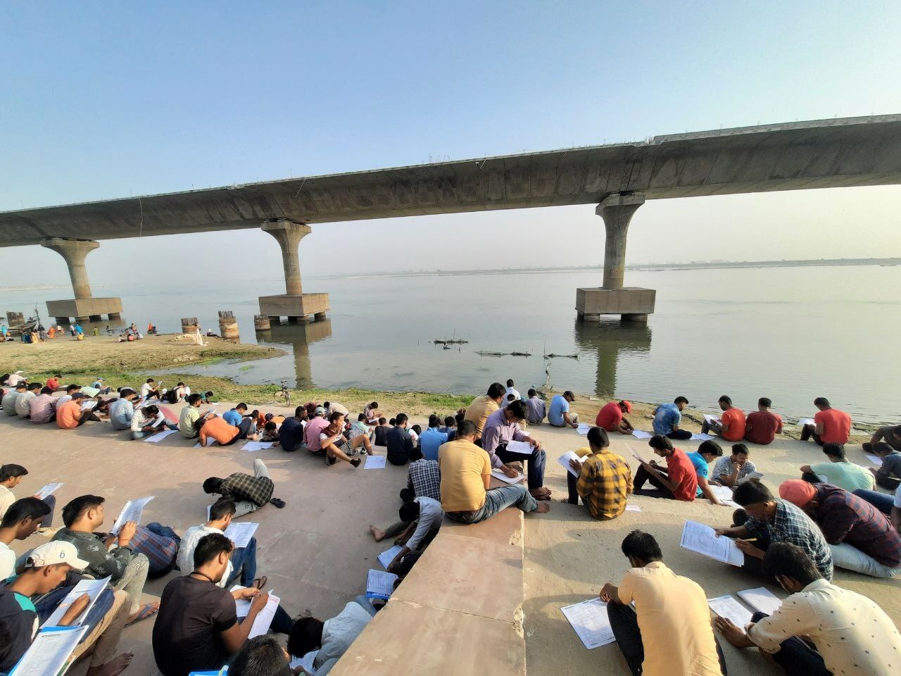 गंगा किनारे जीवंत हुआ प्राचीन गुरुकुल, पटना का गंगा घाट बना एग्जाम सेंटर, Photos देख आपको भी होगा गर्व 